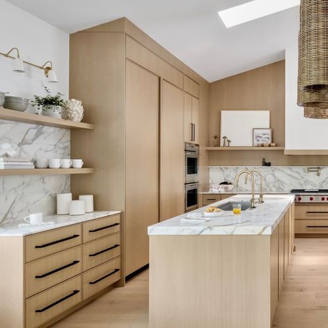 Beach vibes meet high-end design. This stunning Florida kitchen, featuring ARCA’s Calacatta marble, is a masterpiece designed by the talented @hw.interiors #ARCAStone 📷 @amandajamesphoto . . #kitcheninspiration #interiordesign #calacattamarble #luxuryhomes #homeinspo Calacatta Kitchen, Calacatta Borghini Marble, Hw Interiors, Borghini Marble, Calacatta Marble Kitchen, Calacatta Borghini, High End Kitchen, Contemporary Luxe, Florida Kitchen