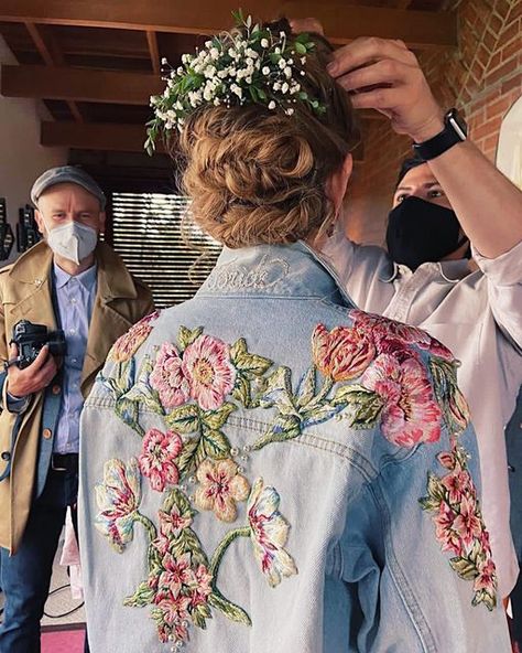 Bride Embroidery, Denim Jacket Embroidery, Painting On Fabric, Embellished Denim Jacket, Contemporary Bride, Embellished Clothing, Embroidered Denim Jacket, Denim Ideas, Design Painting