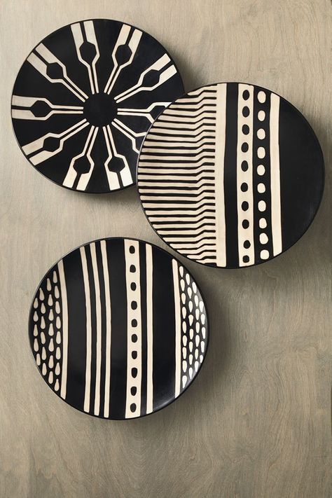 Printed plate designs Painted Plates Wall Decor, Platter Shelf, Wall Plate Painting Ideas, Plate Design Ideas, Plate Painting Ideas, Ceramic Art Painting, Plate Painting, Baskets Gifts, African Inspired Decor