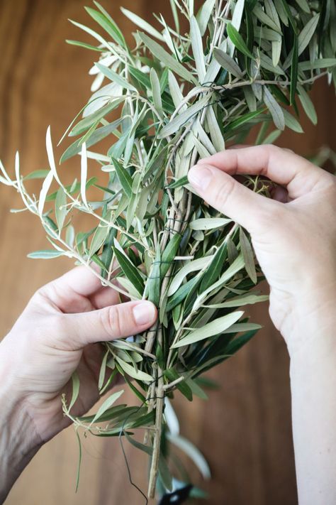 DIY Simple Olive Garland Centerpiece - Hither & Thither - maybe Teal will help?! can be done a few days in advance. Wedding Table Runner Ideas, Olive Garland, Olive Branch Garland, Ramo Bouquet, Table Runner Ideas, Garland Centerpiece, Olive Branch Wedding, Wedding Table Runner, Table Garland