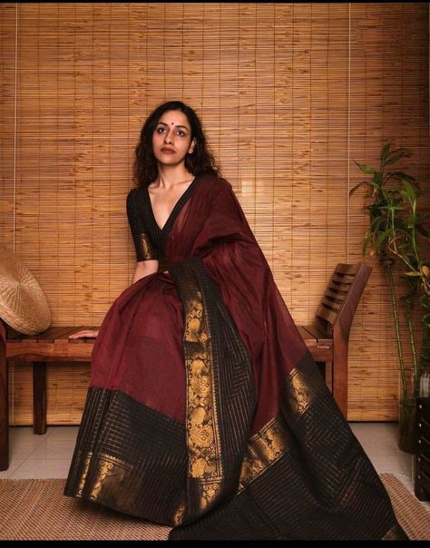 Sarees Aesthetic, Modern Onam Outfits, Saree Look Modern, Cotton Saree Look Modern, Indian Saree Aesthetic, Modern Saree Look, Saree Aesthetic, Onam Outfits, Ethnic Saree