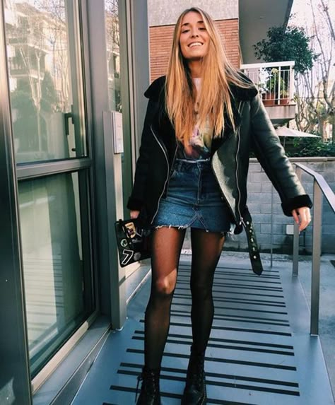 30 Ideas Para Usar Una Pollera En Invierno | Cut & Paste – Blog de Moda First Date Outfits, Skirt Denim, Fashion Edgy, Mode Casual, Womens Fashion Edgy, Skateboarder, Jeans Rock, Going Out Outfits, Date Outfits