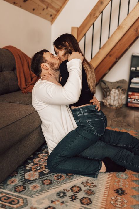 Cute Couple Pics On Lap, Cozy Couple Pictures, Cabin Couple Pictures, Intimate Couple Pose, Cabin Photoshoot, Couples Photoshoot Poses Romantic, Cabin Pictures, Video Couple, Couple Inspiration