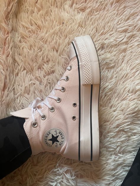 Pink platform converse shoe Light Pink High Top Platform Converse, Chunky Converse Outfit, Shoes Pink Aesthetic, Pink Converse Aesthetic, Pink Hightop Converse, Chunky Converse, High Top Platform Converse, Converse Aesthetic, Pink High Tops