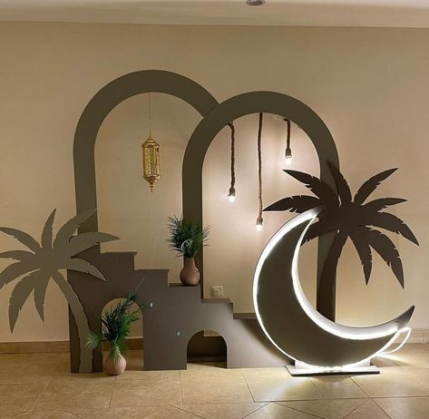 Arabian Photo Booth, Islamic Exhibition Ideas, Ramadan Installation, Arabic Night Party Ideas, Ramadan Backdrop, Ramadan Theme, Ramadan Lanterns, Color Activities For Toddlers, Birthday Balloons Pictures