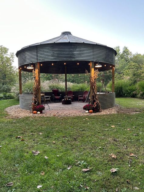 Grain Bins Repurposed, Outdoor Silo Gazebo, Silo Outdoor Area, Silo Hangout, Corn Crib Ideas, Grain Bin Ideas, Grain Bin Bar, Grain Bin Gazebo, Bin Gazebo