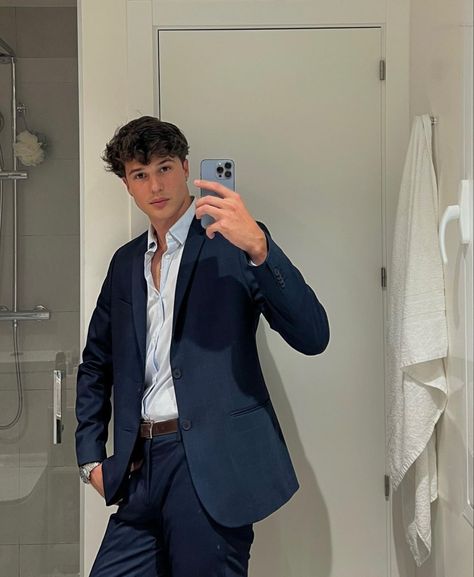 Navy Suit Aesthetic, Guy Prom Outfits, Prom Suit Ideas, Mens Prom Outfit, Prom Looks For Guys, Graduation Outfit Ideas Men, Prom Outfits Men, Guys Prom Outfit, Men Graduation Outfit