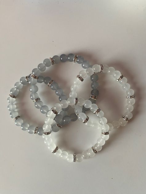 Crystal Bracelet Ideas Aesthetic, Bracelet Patterns Beads Ideas, Cristal Bracelet Ideas, Beats Braslate, Pretty Bead Bracelets, Breclate Aesthetic, Cute Bracelet Ideas Glass Beads, Crystal Bracelets Ideas, Bracelets Inspo Beads