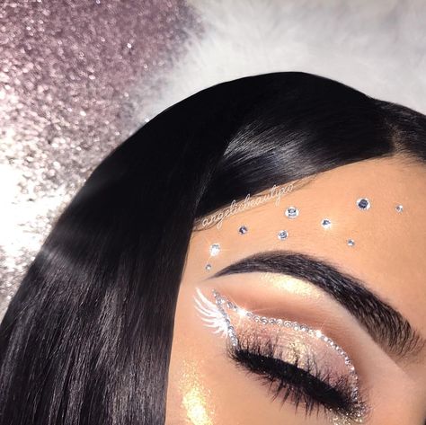 Glitz And Glam Eye Makeup, Angelic Halloween Makeup, Angel Halloween Makeup Glitter, Halloween Makeup And Hair, Cute Angel Makeup, Holloween Makeup Glam, Angel Make Up Halloween, Angle Makeup Halloween, Angelic Eye Makeup