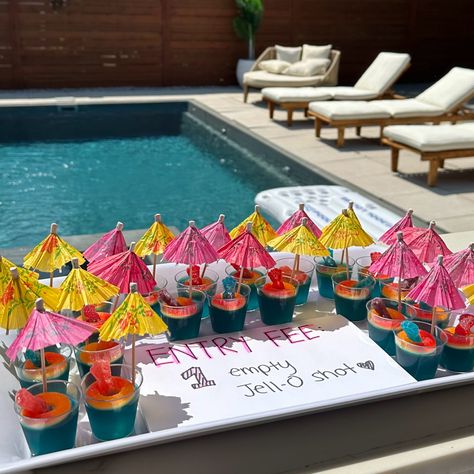 tray of blue jello shots in front of a pool 22 Birthday Pool Party Ideas, Beach House Party Ideas, 25th Birthday Pool Party Ideas, Pool Party Drink Ideas, Pool Party Shots, Poolside Party Ideas, Pool Party Inspiration, 18th Pool Party Ideas, Summer Vibes Party Ideas