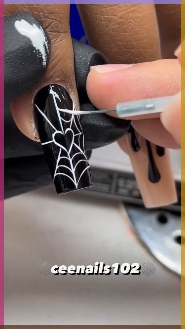 Nail Design Ideas Halloween, Halloween Nails Art Ideas, Gel Nails Designs Tutorial, Nail Ideas Spider Webs, Spiderweb Nail Art Tutorial, Spider Web Nail Art Tutorials, How To Do A Spider Web On Nails, Simple Spider Web Nails, Black Nail Designs Tutorial