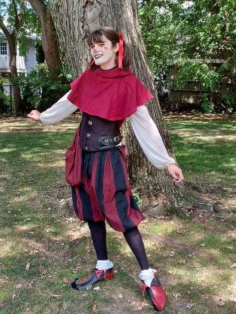 Jester Outfit Medieval, Ren Faire Jester Costume, Ren Fair Jester, Jesters Outfit, Jester Inspired Outfit, Jester Ren Faire, Medieval Jester Costume, Jester Outfit Design, Jester Clothes