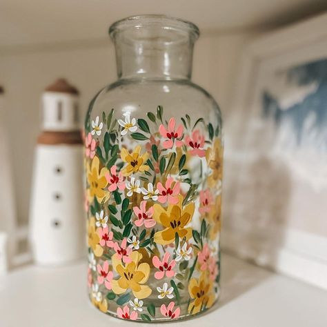 Painting Flowers On Glass Jars, Clear Vase Painting, Floral Glass Painting, Wine Bottle Vase Flowers, Glass Jar Painting Ideas Aesthetic, Hand Painted Flower Vase, Glass Vase Painting Ideas Diy, Painted Vase Ideas, Paint Vases Diy Ideas