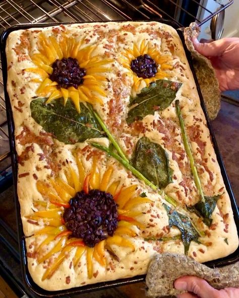 Foccacia Art Bread, Thanksgiving Focaccia Art, Decorative Focaccia Bread, Autumn Focaccia, Focaccia Bread Art Thanksgiving, Foccacia Bread Art Recipes, Fall Focaccia Bread, Thanksgiving Focaccia, Fall Focaccia