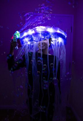 Jellyfish Quotes, Under The Sea Costumes, Lion Makeup, Jellyfish Facts, Sea Costume, Jellyfish Costume, Diy Jellyfish, Jellyfish Illustration, Jellyfish Tank