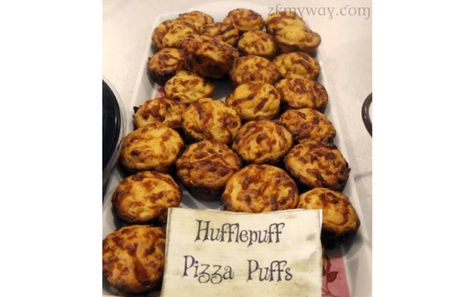 It's a Hogwarts Feast! 30+ Amazing Harry Potter Food Ideas Slytherin Food Ideas, Harry Potter Pizza Ideas, Harry Potter Food Ideas Dinner Parties, Harry Potter Pizza, Harry Potter Appetizers, Harry Potter Theme Food, Harry Potter Dishes, Hogwarts Feast, Harry Potter Tea Party