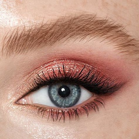 Red Gold Eyeshadow Looks, Red Makeup For Blue Eyes, Maroon Makeup Ideas, Red Gold Makeup Look, Red Head Eye Makeup, Sultry Eye Makeup Brown Eyes, Light Red Eyeshadow, Gold And Red Makeup Looks, Prom Makeup Hazel Eyes