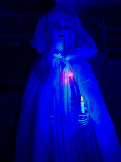 How I Made a Haunted Mansion Inspired, Life-Sized Bride Figure to Haunt My Own Home Diy Haunted Mansion, Haunted Mansion Bride, Hunted Mansion, Halloween Iv, Haunted Mansion Costume, Haunted Mansion Decor, Phantom Manor, Disney Halloween Decorations, Disney Parties