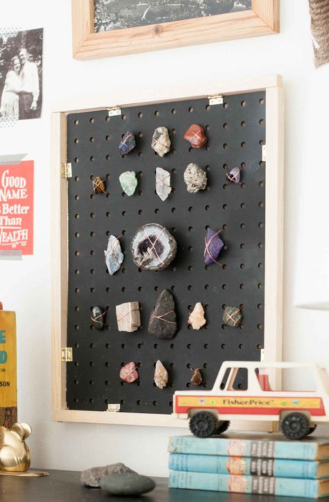 Here's an easy way to display a rock collection (or other small items) using pegboard. This DIY rock collection display is another clever idea from Joni Lay of Lay Baby Lay. || @laybabylay Diy Nature Decor, Science Bedroom, Rock Collection Display, Lay Baby Lay, Diy Display, Collection Display, Shared Room, Rock Collection, Nursery Inspiration