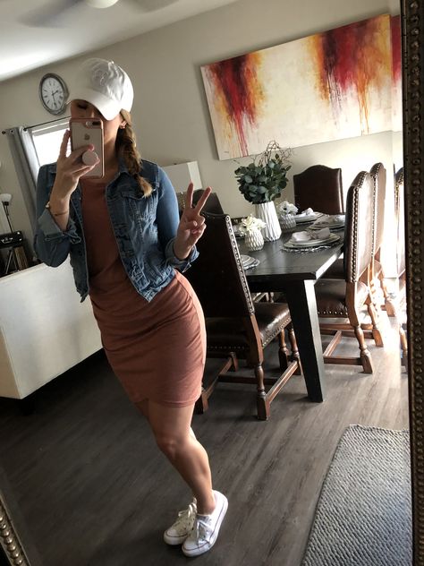 Dresses With Baseball Caps, Skirt And Cap Outfit, Dress With Baseball Hat, Summer Baseball Cap Outfit, Denim Jacket Looks, Outfit Denim Jacket, Baseball Cap Outfit Summer, Ball Cap Outfit, Baseball Hat Outfit