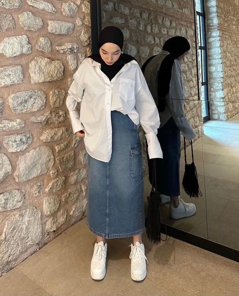 #fyp #ootd #outfit #outfitoftheday #hijab #hijabtutorial #outfitinspo #hijabfashion Hijab Outfit Jeans, Long Denim Skirt Outfit, Diy Denim Skirt, Rok Denim, Rok Outfit, Rok Jeans, Jean Skirt Outfits, Denim Skirt Fashion, Stile Hijab