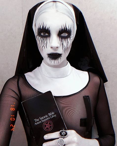 Drag Couture, Nun Halloween, Halloweenský Makeup, Creepy Halloween Makeup, Horror Movie Characters, Halloween Make Up, Up Halloween, Halloween Make, Movie Characters