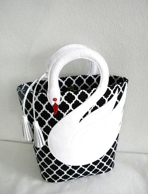 Handmade cloth bag patterns - Art & Craft Ideas Swan Bag, Jute Tas, Quatrefoil Pattern, Tas Fashion, Sewing Purses, Patchwork Bags, Purse Patterns, Pattern White, Fabric Bags