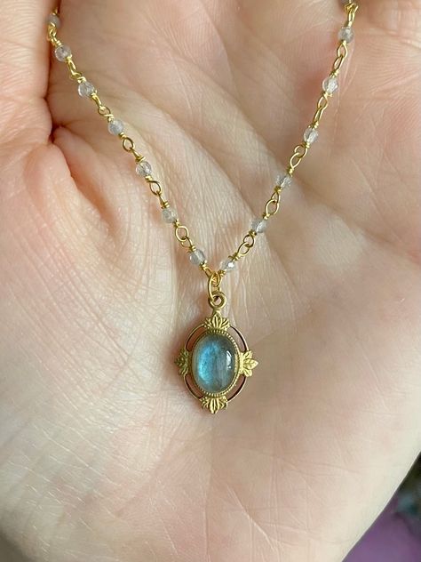 This vintage-inspired necklace is handmade using a 2mm genuine labradorite wire-wrapped chain and a 12x17mm pendant with an authentic 6x8mm labradorite stone. The labradorite is good quality with nice flash. This necklace is hypoallergenic. (Cadium free, lead free, and nickel safe) Labradorite is a protective stone that enhances intuition. The necklace comes in a hand-wrapped gift box, ready to be gifted. If you would like to leave a note for the recipient, you can do so during checkout. Please Vintage Crystal Jewelry, Blue Gold Necklace, Vintage Necklace Aesthetic, Necklace Ideas Handmade, Nose Piercing Gold, Anklet Diamond, Aesthetic Silver Jewelry, Gold Jewelry Aesthetic, Fantasy Necklace