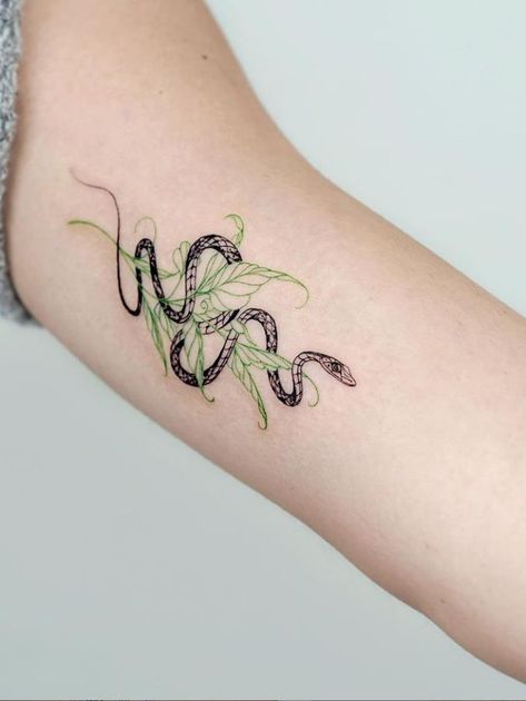 Green Tattoos, Pola Tato, M Tattoos, Snake Tattoo Design, Inspiration Tattoos, Rosen Tattoo, Snake Tattoo, Dream Tattoos, 문신 디자인