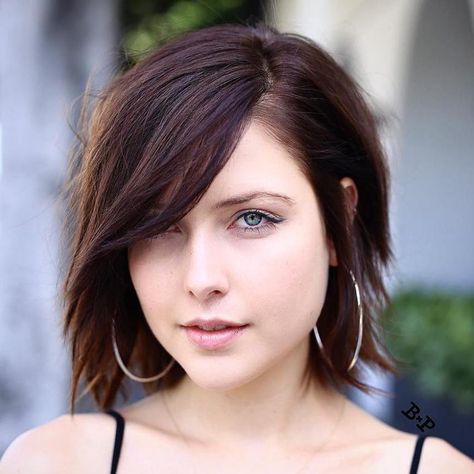 Choppy Bob With Side Bangs Brunette Bob Haircut, Choppy Bob, Choppy Bob Hairstyles, Bob Haircut With Bangs, Bob Haircut For Fine Hair, Bob Hairstyles For Fine Hair, Fresh Hair, Side Bangs, Short Bob Haircuts