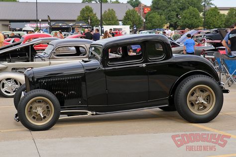 Norman Bradley’s five window ’32 Ford was a Top 5 finalist in the 2020 Classic Instruments Street Rod of the Year running back in July, but it was the Tanks, Inc Hot Rod of the Year title that was the goal in mind when Henry Richards and his Steadfast Hot Rods crew were crafting this rowdy rod. 32 Ford Roadster, Rat Rod Pickup, Rat Rod Trucks, Firestone Tires, Chip Foose, Dodge Cars, Ford Hot Rod, Hot Rods Cars Muscle, Traditional Hot Rod