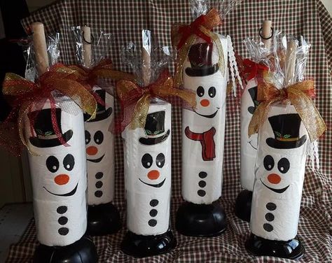 Snow Man Toilet Paper Craft, Toilet Paper Snowmen, Toilet Paper Plunger Snowman, Toilet Paper And Plunger Snowman, Plunger Snowman, Toilet Paper Snowman, Paper Snowmen, Tp Crafts, Ideas Recicladas