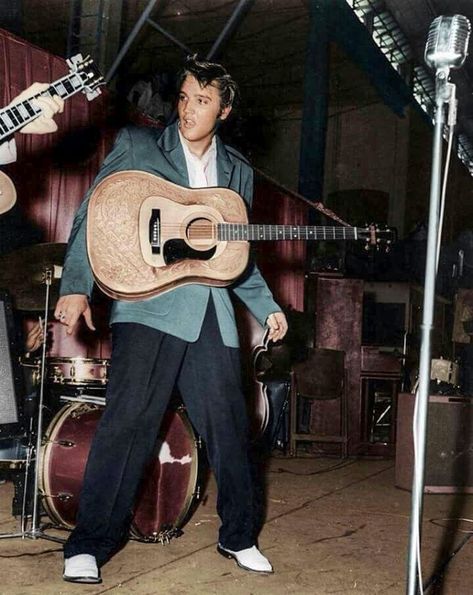 Elvis Presley Elvis Guitar, Elvis Photos, Graceland Elvis, King Elvis Presley, Elvis In Concert, Sun Records, Young Elvis, John Lennon Beatles, Elvis Presley Pictures