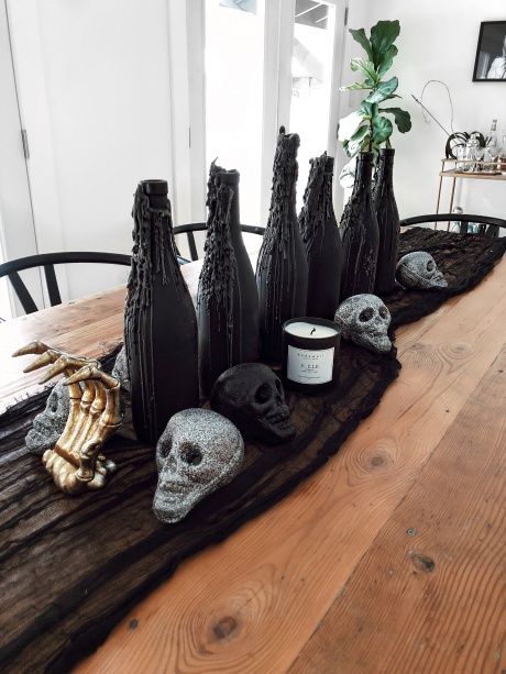 Creepy But Chic Halloween Decor Voodoo Decor, Goth Apartment, Halloween Anniversary, Läskig Halloween, Chic Halloween Decor, Table Halloween, Halloween Decor Diy, Halloween Fest, Diy Halloween Decor