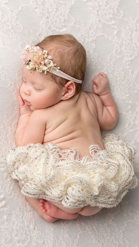 newborn photography girly ideas white Baby Monthly Photo Ideas, Newborn Organization, Photo Ideas At Home, Newborn Photo Pose, Newborn Photography Ideas, Newborn Baby Portraits, Diy Newborn Photography, November Baby, Foto Newborn