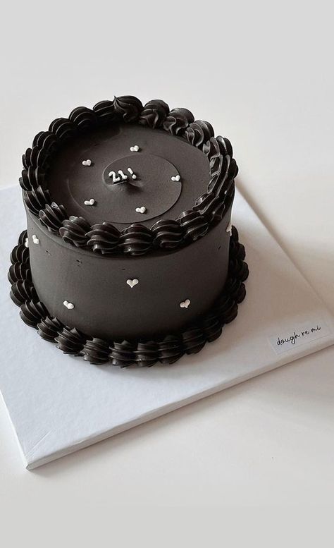 Custom Birthday Cakes For Women, Cake Birthday Korea Simple Black, Black Korean Cake, Birthday Cake Korean For Men, Korean Style Cake Design, Cake Decorating Minimalist, Black White Cake Birthday, Minimalistic Cake Designs, Black Minimalist Cake