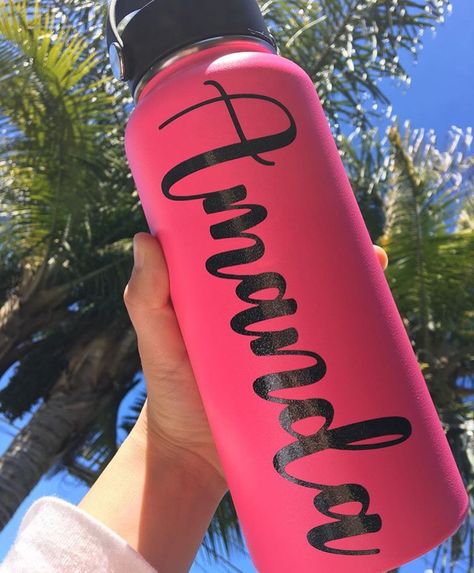 Custom name decals for your hydroflask Super cute way to decorate your bottle Hydroflask Stickers Ideas, Pink Hydro Flask, Hydro Painting, Custom Hydro Flask, Wine Bottle Label Design, Water Bottle Art, Painted Water, Diy Water Bottle, Stickers Ideas