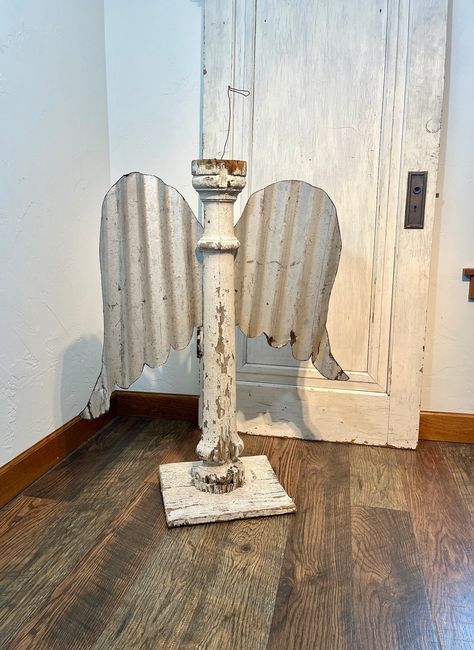 Reclaimed Wood Post Angel Garden Statue Galvanized Metal Wings Outdoor Porch Garden Decor Yard Art EM80 NOT $1 SHIPPING ~ PLEASE CONTACT ME FOR SHIPPING QUOTE ~ NEED YOUR ZIP! This is a beauty! It all started with old ol' chippy porch post.  Wood platform, then added....reclaimed galvanized wings painted in a metallic silver.  Rusty wire for the halo.  simple but so sweet!  Imagine this in your garden, yard or porch!  This will an angelic addition to your home!  Wings do come off easily for ship Spindle Angels, Kersfees Idees, Angel Garden Statues, Cage Decor, Angel Garden, Diy Angel Wings, Wood Angel, Basket Diy, Junk Yard