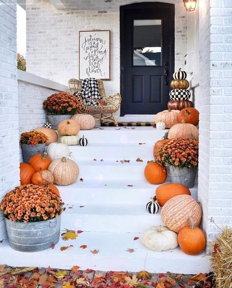 Fall front porch decor using pumpkins and mums. Holiday Goals, Fall Front Porch Ideas, Kitchen Porch, Outside Fall Decor, Halloween Decor Diy, Harvest Party, Fall Fest, Decor Ikea, Interior Vintage