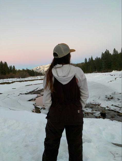 Styling Carhartt Overalls, Rugged Outfit For Women, Cute Winter Outdoor Outfits, Carhartt Bibs Outfit, Winter Farm Outfit, Carhartt Overalls Women Outfit, Bib Overalls For Women Outfit Ideas, Carhartt Hoodie Outfit, Women In Overalls