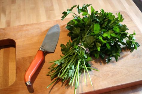 Chopping herbs isn’t a new skill to any cook in the kitchen, but we’ve recently come across a method that cuts down the time it takes to pick leaves off stems. This is especially useful for cilantro and parsley, where it is often necessary to use just the leaves and not the stems. This is a simple trick, not one that will change your life, but it can speed up your herb prep quite a bit! Here’s what we do. Healthy Foodie, Fresh Cilantro, Baking Tips, Raw Vegan, Cooking Kitchen, Fresh Herbs, 5 Ways, No Cook Meals, Parsley