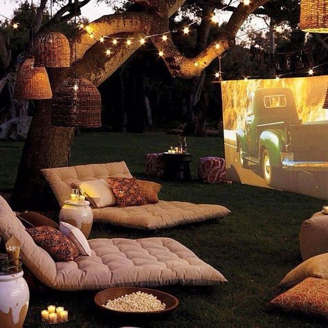 Outdoor theater with cushions and twinkle lights. Photo by Instagram user @rissipiecies Backyard Movie Theaters, Backyard Movie Nights, Outdoor Cinema, Backyard Movie, Backyard Furniture, Backyard Entertaining, Beautiful Patios, Backyard Lighting, Have Inspiration