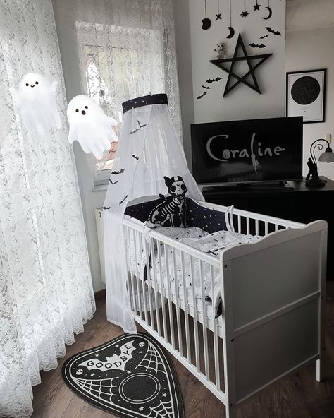 S I B E L 🌙 B L A C K on Instagram: “Baby Goth Corner in our Bedroom ♡ (her room is pink 😅) . . . #babybat #babyghoul #babygothic #gothicbaby #gothmom #altmom #gothichome…” Goth Baby Nursery, Gothic Baby Nursery, Gothic Nursery, Dark Nursery, Gothic Baby, Goth Baby, Baby Room Themes, Adorable Nursery, Dark Home Decor