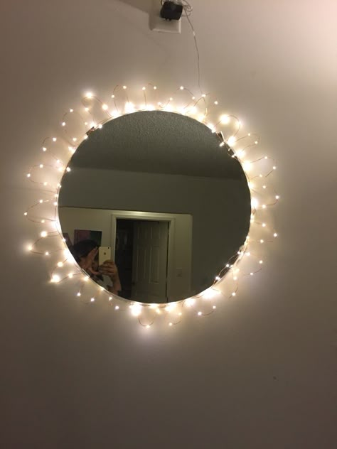 Mirror Wall Art Bedroom, Ambient Bedroom Lighting Ideas, Fairy Lights On Mirror, Mirror Decor Ideas Aesthetic, Diy Mirror Lights Ideas, Small Mirror Wall Decor Ideas Bedroom, Diy Mirror Frame With Lights, Fairy Light Mirror, Round Mirror With Light