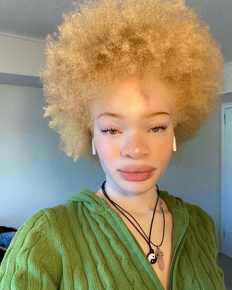 4b 4c Natural Hair, Albino Girl, 4c Natural, Pelo Afro, 4c Natural Hair, Dark Skin Beauty, Hair Reference, Afro Hairstyles, Black Girls Hairstyles