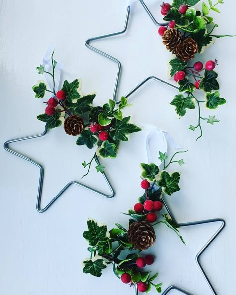 Star Christmas Wreath, Diy Star Wreath, Star Wreath Ideas, Cheap Xmas Gifts, Star Wreath, Red And Gold Christmas Tree, Simple Christmas Decor, Hairstyles Women, Gold Christmas Tree