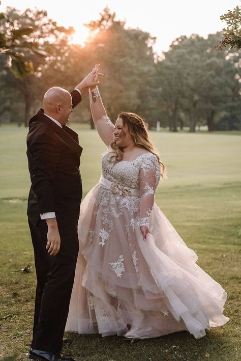 Day Of Coordinator, Plus Wedding Dresses, Events Planning, Plus Size Brides, Plus Size Bride, Wedding Picture Poses, Wedding Photography Tips, Magical Wedding, Wedding Photography Poses