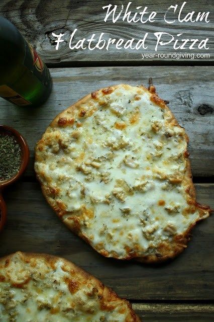 Flatbread Pizza Recipe, Clam Pizza, Naan Pizza Recipes, Flatbread Pizza Recipes, Yummy Pizza, Clam Sauce, Naan Pizza, Pizza Ingredients, Flatbread Recipes