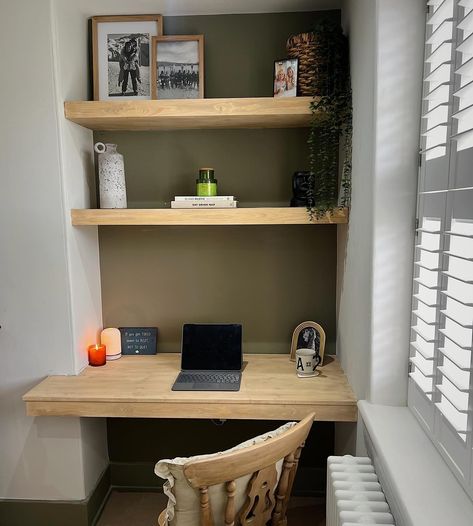 Ad RECREATE MY ALCOVE DESK! I have loved finally having a dedicated workspace in the house, no more working at the dining room table. I built this using materials from @bandq_uk & it was so much simpler than I anticipated. As you can see from these pictures I built a wooden structure using wood batons, I used a thinner baton for the shelves than the desk. Then I added the desk top and top and bottom shelves & then fronted with 68cm wood trim to give the floating effect. Lastly, I acc... Floating Desk Diy, Shelves Alcove, Alcove Desk, Easy Diy Desk, Desk Idea, Alcove Shelving, Floating Desk, House No, Desk Top