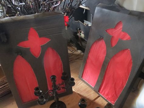 Dracula Decorations Decorating Ideas, Vampire Party Decorations Diy, Vampire Outdoor Decorations, Vampire Door Decorations, Trunk Or Treat Vampire, Vampire Haunted House Ideas, Diy Vampire Decorations, Diy Vampire Decor, Vampire Decorations Diy